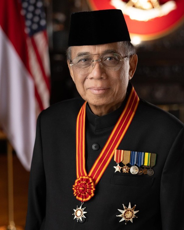 Placeholder portrait for Prof. Indroyono Soesilo
